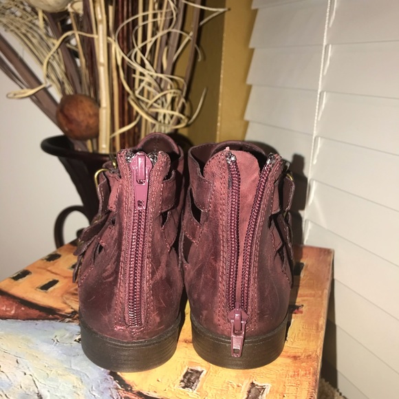 Like New Bella Vita Burgundy Leather Bootie - Picture 9 of 13